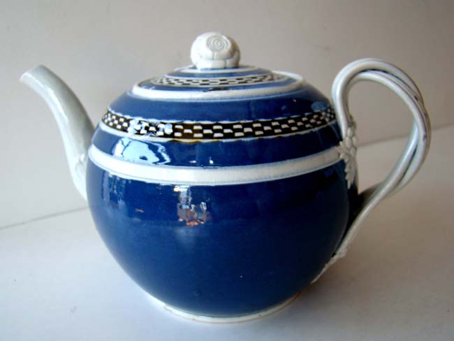 A late 18th century British Pearlware 'Mochaware' teapot circa 1790